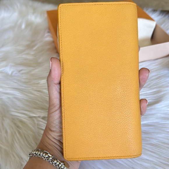 Louis Vuitton Brazza Wallet yellow long wallet saffron aerogramme - Picture 4 of 17